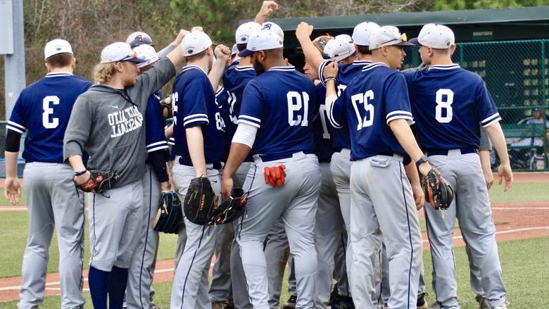 宾州州立大学蒙阿尔托分校 baseball players huddle on the field